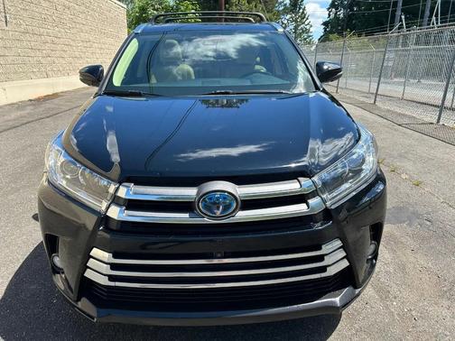 Midnight Black Metallic 2017 Toyota Highlander Hybrid Platinum