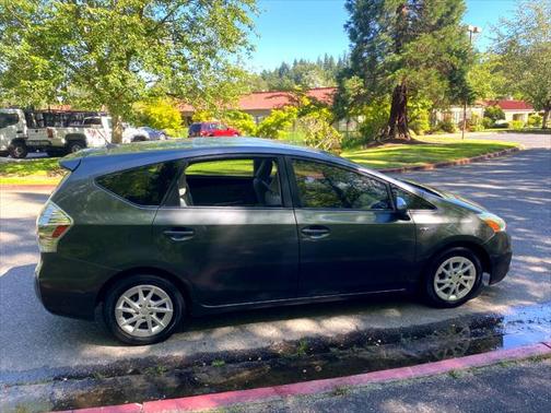 Photo 4 of 15 of 2013 Toyota Prius v Three