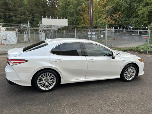 2020 Toyota Camry Hybrid XLE