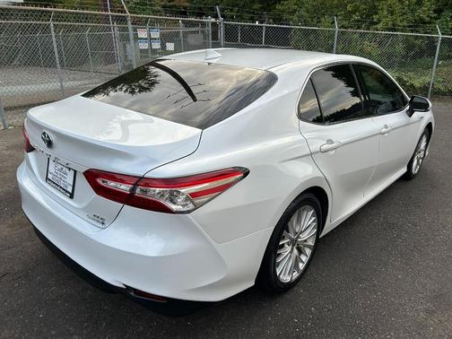 2020 Toyota Camry Hybrid XLE