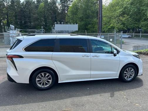 Wind Chill Pearl 2022 Toyota Sienna XLE