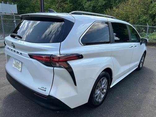 Wind Chill Pearl 2022 Toyota Sienna XLE