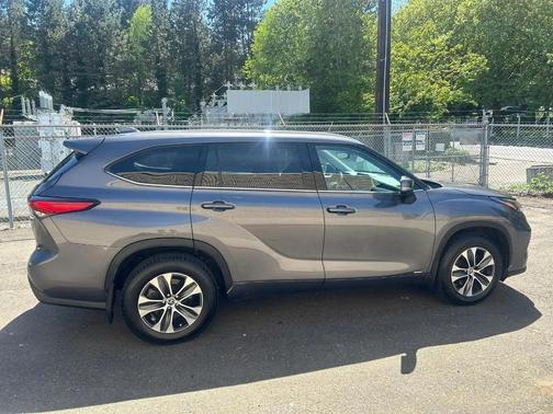 Gray 2022 Toyota Highlander Hybrid XLE