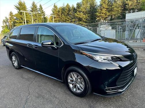2022 Toyota Sienna LE