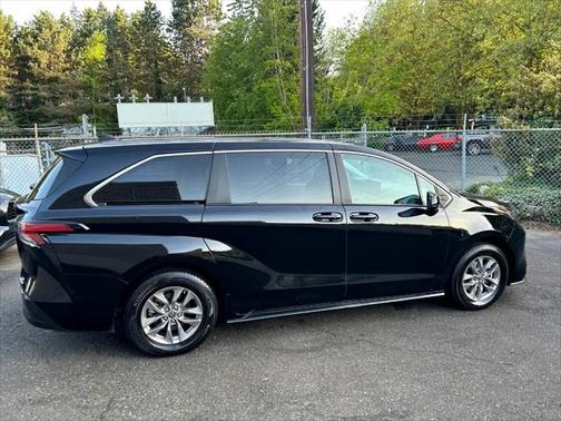 2022 Toyota Sienna LE