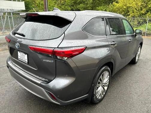2023 Toyota Highlander Hybrid Platinum