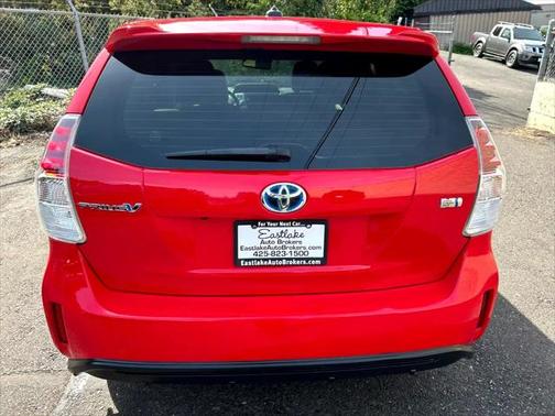 2017 Toyota Prius v Five