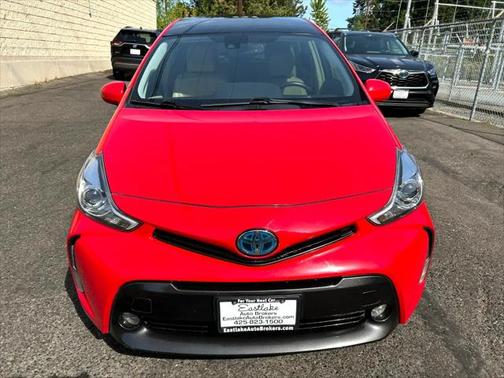 2017 Toyota Prius v Five