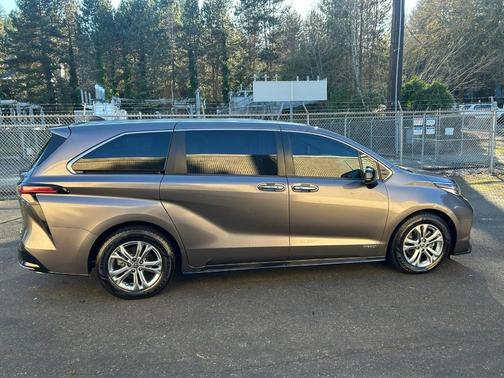2021 Toyota Sienna XSE 7 Passenger