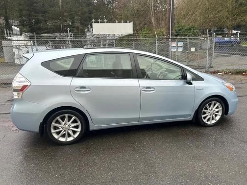 2014 Toyota Prius v Five