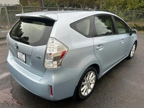 2014 Toyota Prius v Five