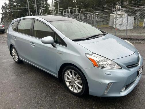 2014 Toyota Prius v Five