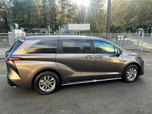 2022 Toyota Sienna XLE