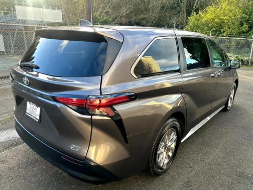 2022 Toyota Sienna XLE