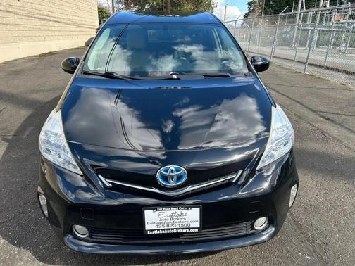 2014 Toyota Prius v Five