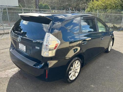 2014 Toyota Prius v Five