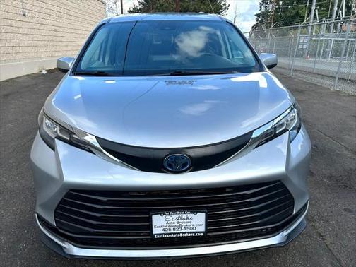 2022 Toyota Sienna LE