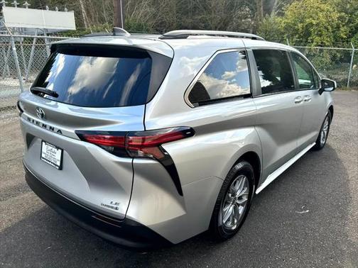 2022 Toyota Sienna LE