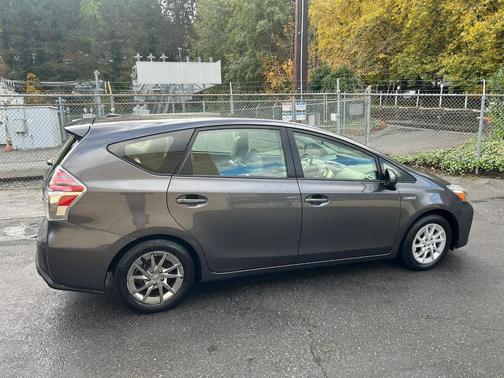 2016 Toyota Prius v Four