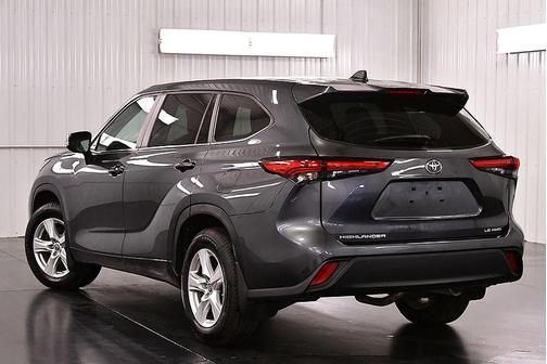 Magnetic Gray Metallic 2023 Toyota Highlander LE