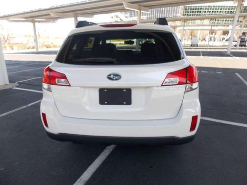 White 2013 Subaru Outback 2.5i Premium