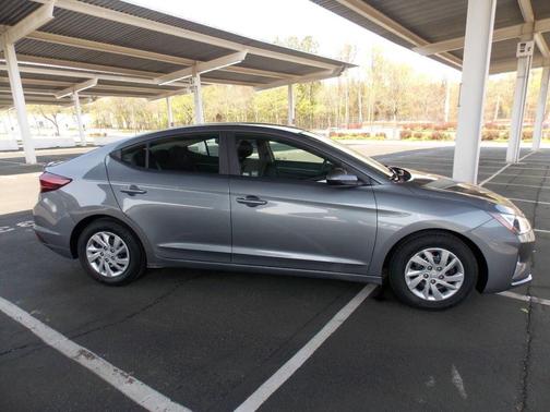 Gray 2019 Hyundai ELANTRA SE