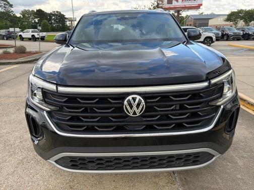 Deep Black Pearl Effect 2024 Volkswagen Atlas Cross Sport 2.0T SE w/ Technology