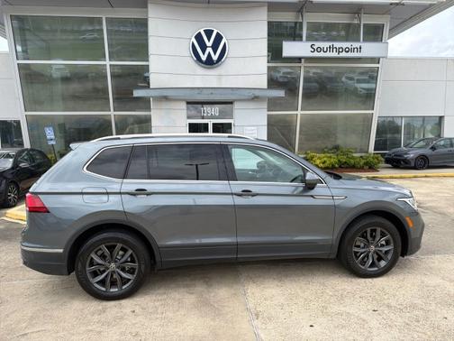 Platinum Gray Metallic 2024 Volkswagen Tiguan 2.0T SE