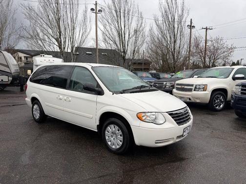 2006 Chrysler Town & Country Base