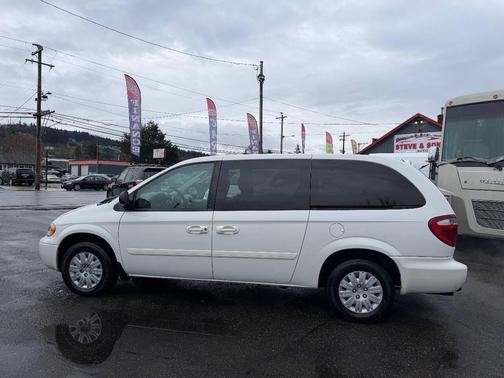 2006 Chrysler Town & Country Base