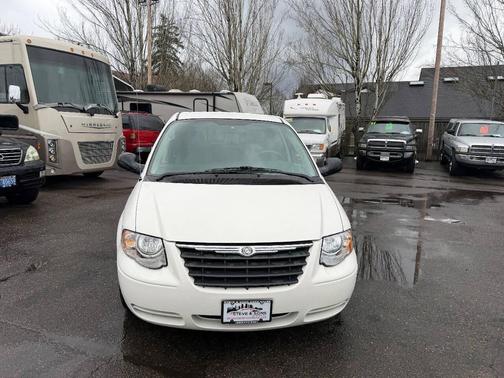 2006 Chrysler Town & Country Base