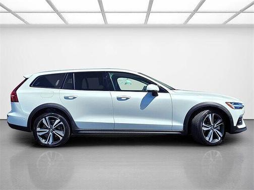 2024 Volvo V60 Cross Country Plus