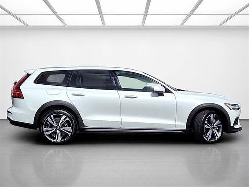 2024 Volvo V60 Cross Country Plus