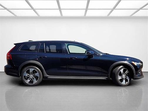 2023 Volvo V60 Cross Country Plus