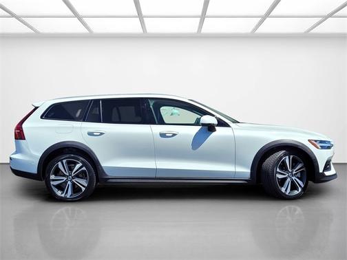 2024 Volvo V60 Cross Country B5 Plus