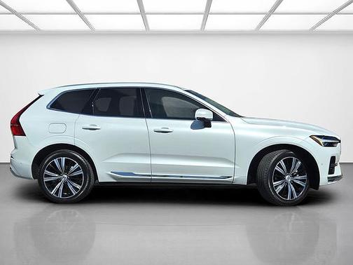 Crystal White 2023 Volvo XC60 B5 Ultimate Bright Theme