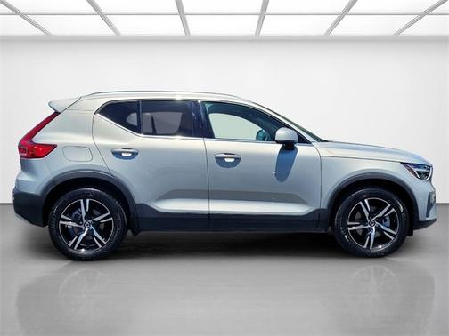 2025 Volvo XC40 B5 Core
