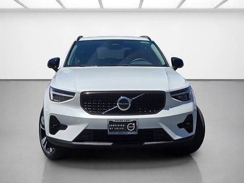 Crystal White 2025 Volvo XC40 Plus