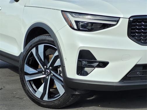 2024 Volvo XC40 B5 Plus Dark Theme