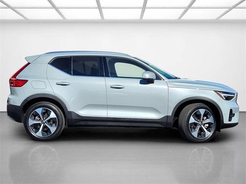 2025 Volvo XC40 B5 Plus Bright Theme