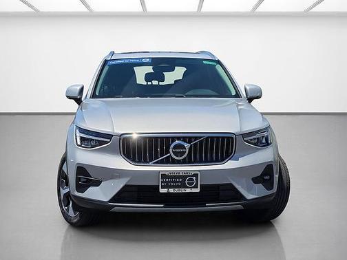 Silver Dawn 2025 Volvo XC40 Plus
