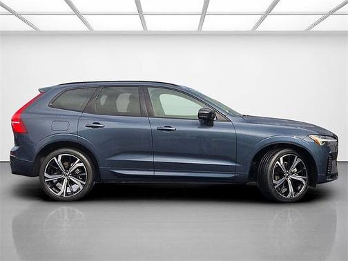 2024 Volvo XC60 B5 Ultimate Dark Theme