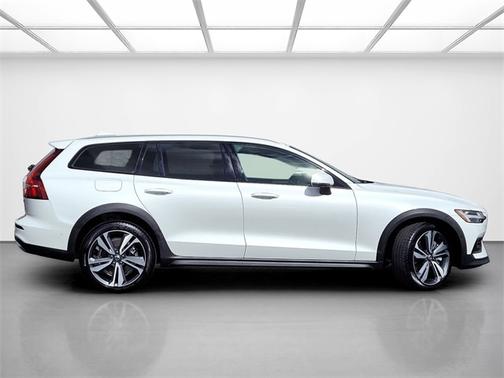 2024 Volvo V60 Cross Country B5 Plus