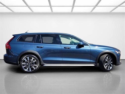 2024 Volvo V60 Cross Country Ultimate