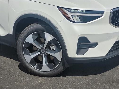 2025 Volvo XC40 Core