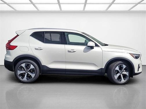 2025 Volvo XC40 Core