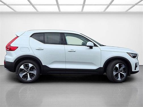 2025 Volvo XC40 Core