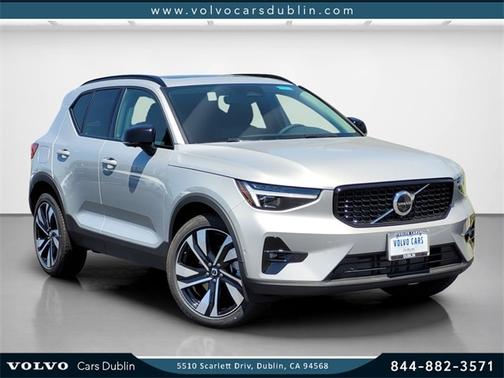 2025 Volvo XC40 B5 Plus Dark Theme