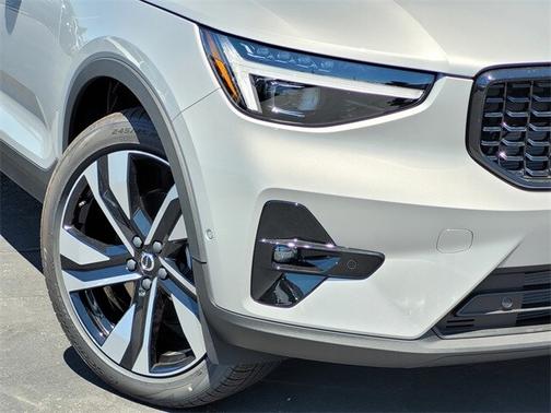 2025 Volvo XC40 B5 Plus Dark Theme
