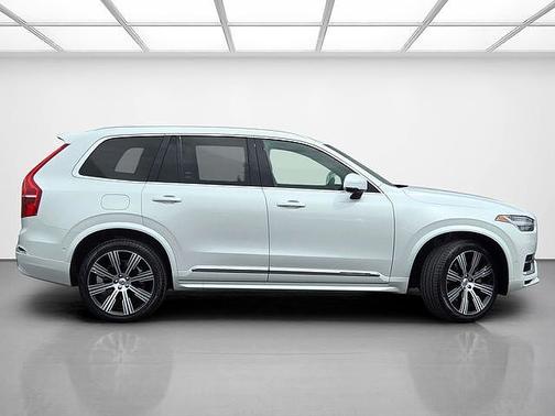 Crystal White 2024 Volvo XC90 Plus